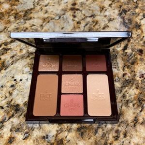 Charlotte Tilbury instant look in a palette